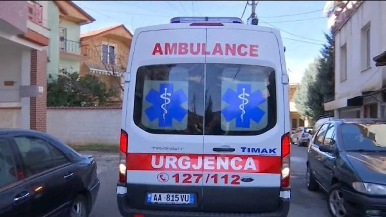 Aksident në Berat/ Një 22-vjeçar i plagosur pasi përplasi motorin me një makinë