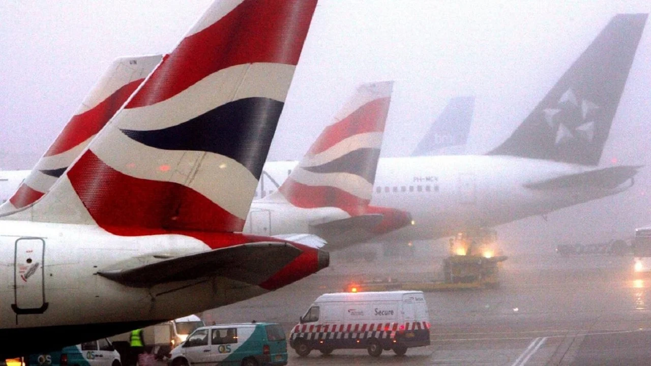 Temperatura të ulëta në Angli/ Dhjetëra fluturime të anuluara për shkak të mjegullës së ‘ngrirë’