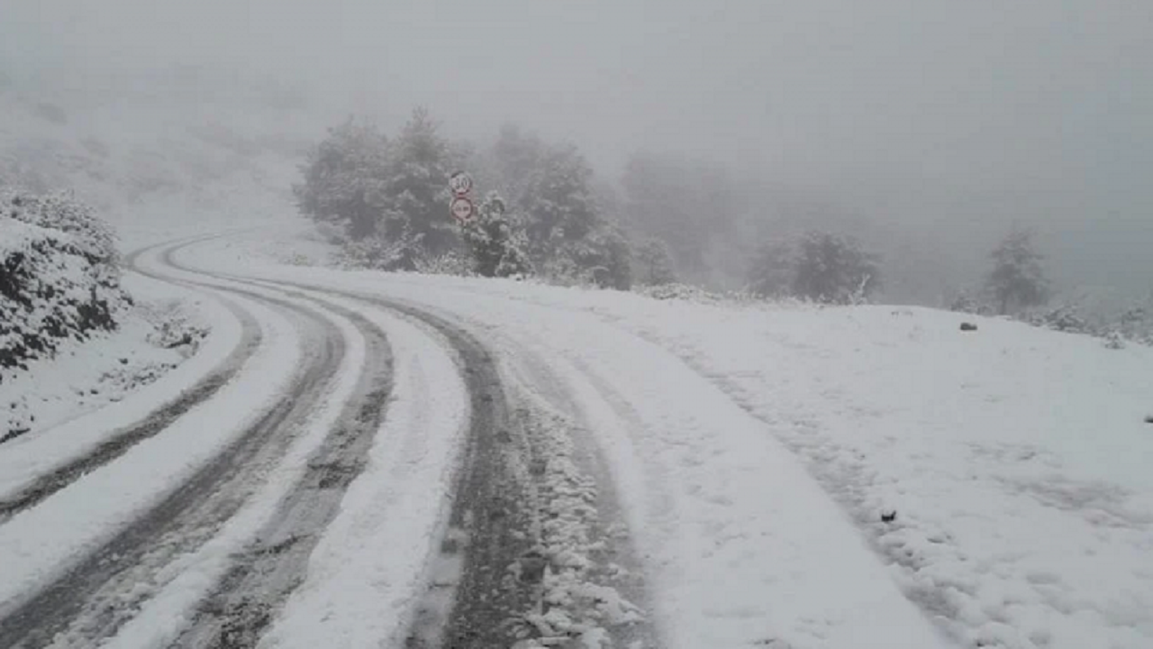 Trashësia e dëborës 10 cm në rrugën e Dardhës, rekomandohet përdorimi i gomave dimërore
